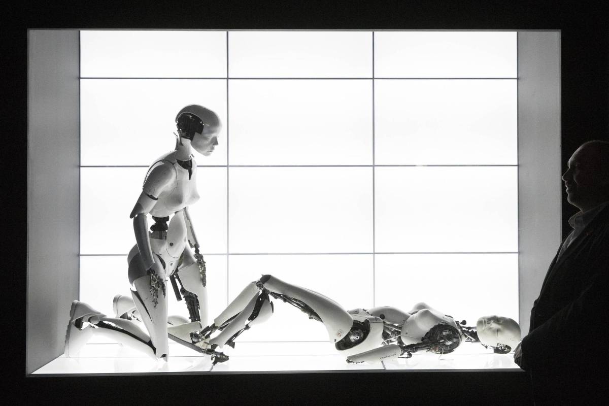Las humanoides que usó en el video de All Is Full of Love. (1997). FOTO Reuters