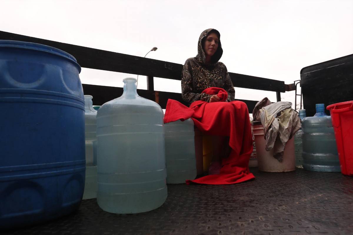 Decenas de personas recogen agua con ayuda de los bomberos en Caracas, Venezuela. Foto: Raúl Martínez 