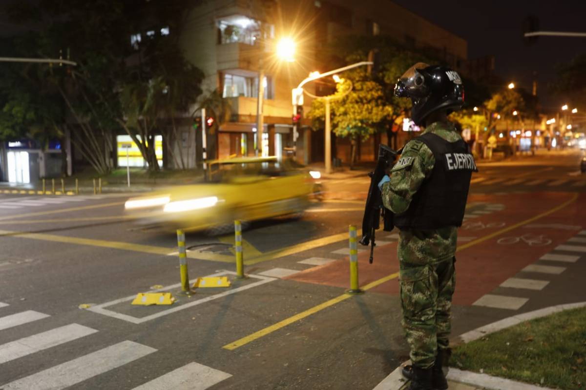 Puesto de control la noche de este jueves frente al centro comercial Arkadia. FOTO CAMILO SUÁREZ