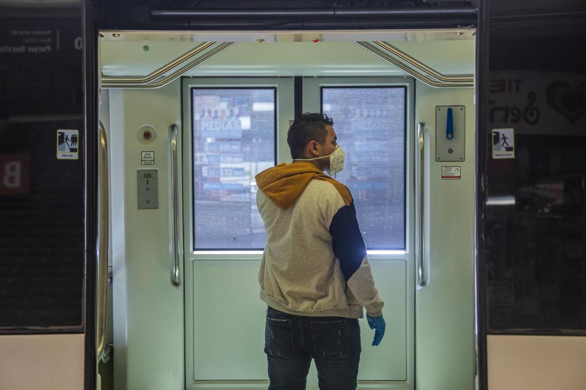 Cientos de personas se cruzan a diario en los vagones del Metro. Foto: Carlos Velásquez
