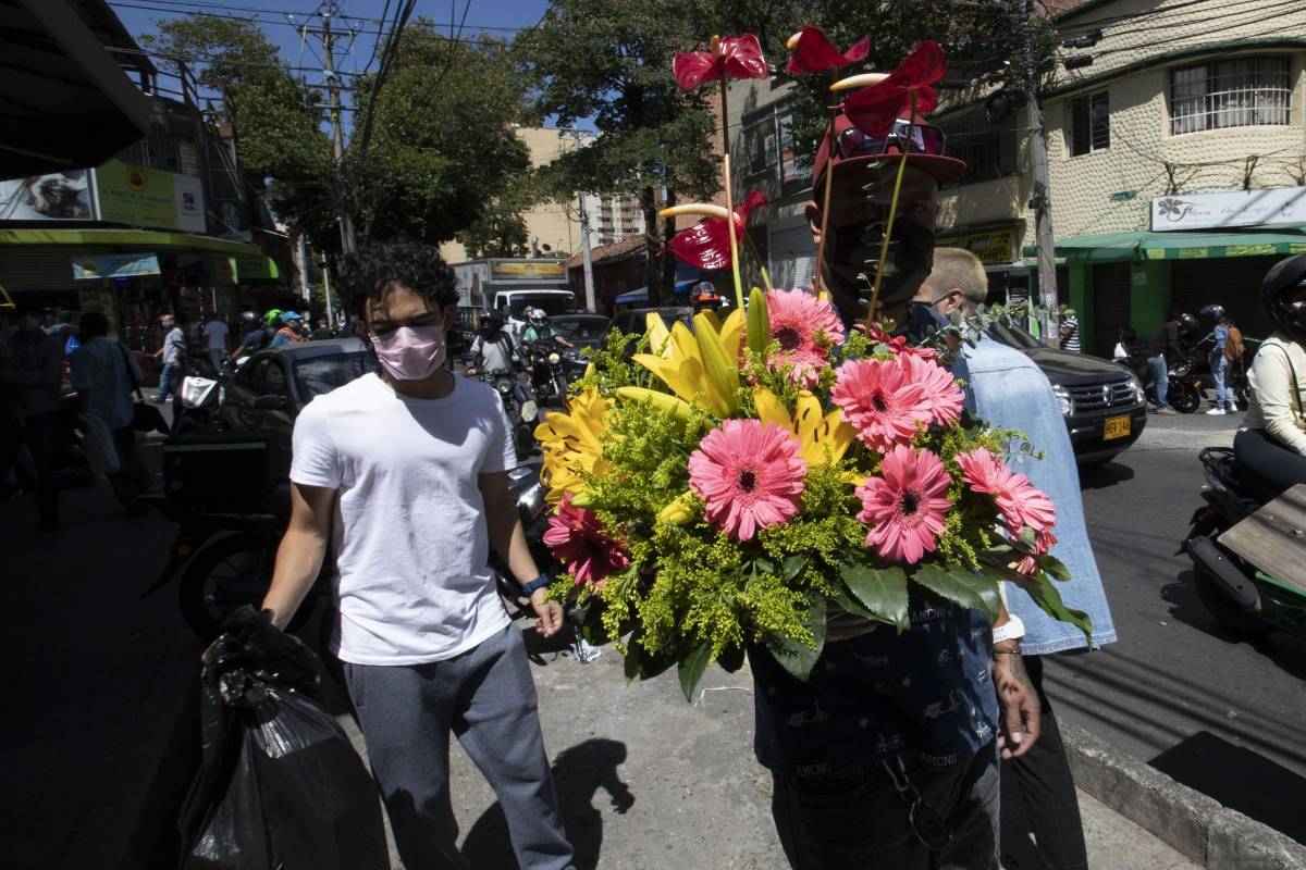 Regalar flores es una tradición que demuestra el amor por las madres y es símbolo de embellecer los sentimientos. Foto: Edwin Bustamante