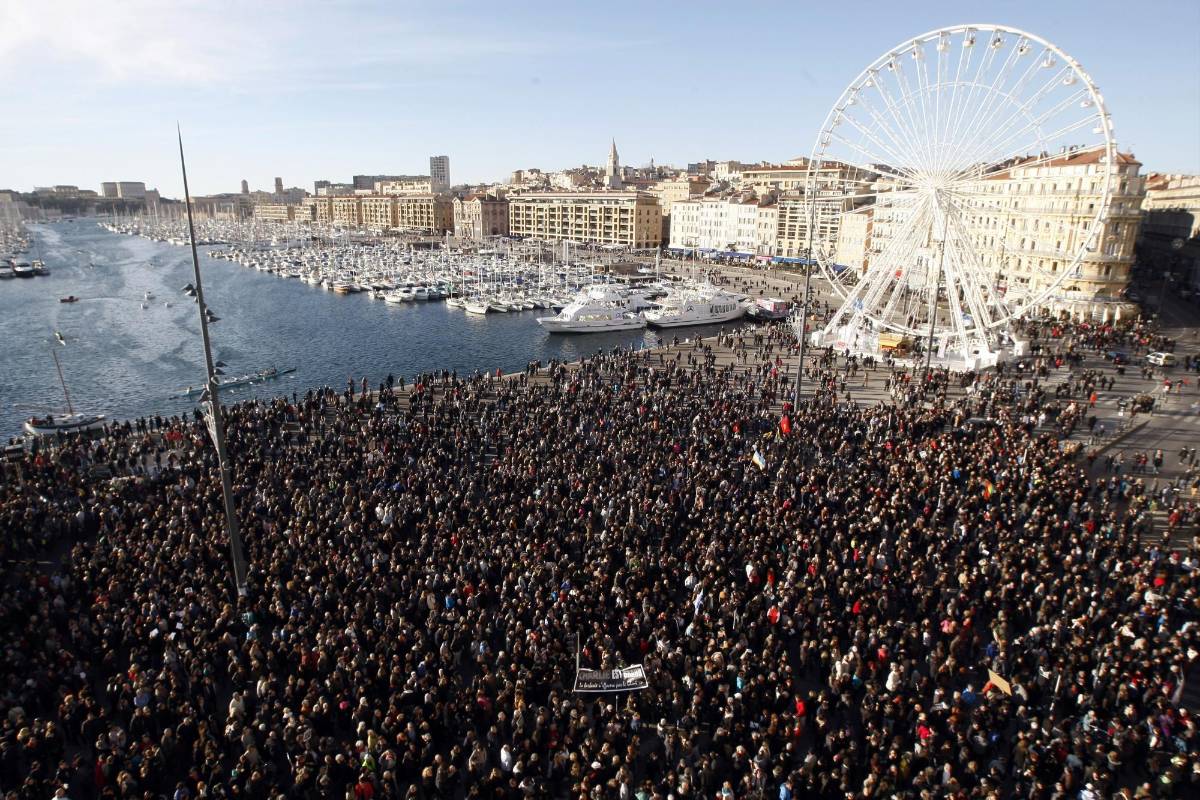 Según fuentes policiales, Toulouse (sur de Francia), con al menos 80.000 asistentes aunque otras fuentes elevan esa cifra a 100.000, registró una de las marchas más numerosas de este sábado, pero en general todas las convocatorias concentraron un elevado número de participantes. FOTO AP