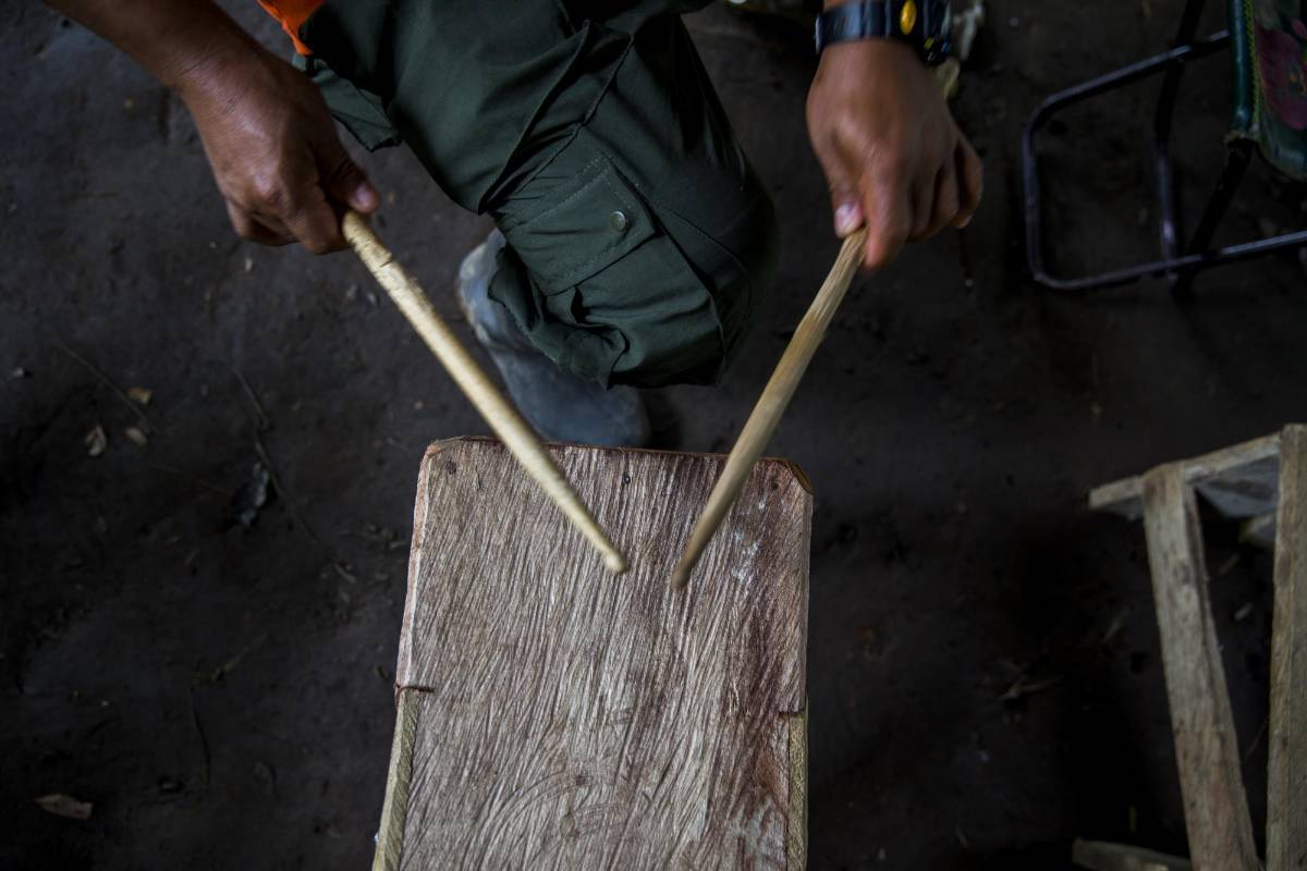 Aunque el coro a capela no usa instrumentos, algunos de ellos también ensayan otras piezas musicales que implican usar instrumentos de cuerdas y de percusión. Foto: Esteban Vanegas