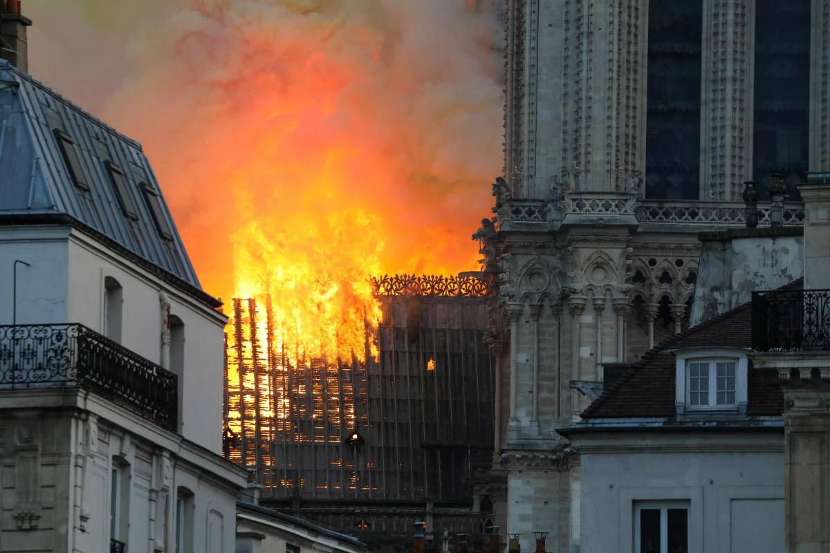 El fuego se declaró alrededor de las 18:50 hora local. FOTO AFP