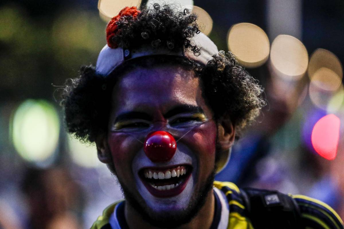 Cánticos en rechazo al gobierno Nacional y al accionar del Esmad se entonaron en los marchantes en el recorrido por el centro de Medellín. Foto: Jaime Pérez