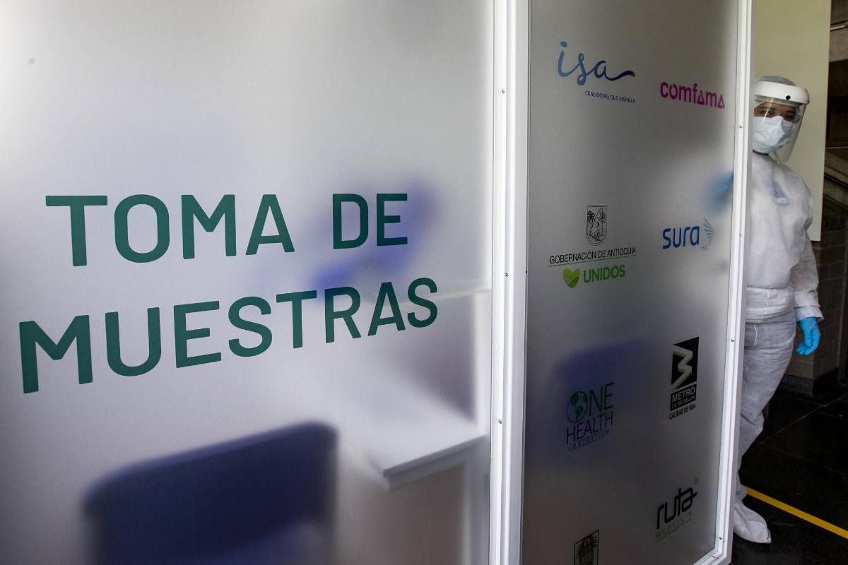 Los usuarios del Metro encontrarán en las estaciones Niquía, San Antonio, Poblado y Sabaneta las cabinas marcadas donde pueden hacerse gratis la prueba de covid-19. Foto: Jaime Pérez