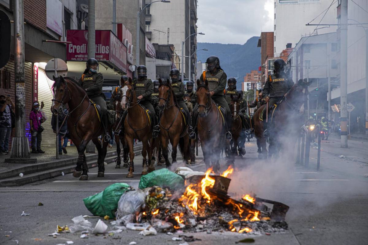 La calle Colombia fue el epicentro de la confrontación entre los manifestantes, el Esmad y el grupo de Carabineros. Foto: Carlos Velásquez