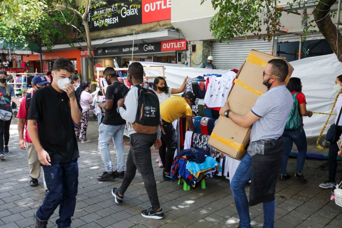 Tanto comerciantes como compradores registraron en la tercera jornada sin IVA un comportamiento extraordinario por encima de las expectativas que se tenia. Los comerciantes ofertaron descuentos adicionales de entre un 25 % y un 50 %. Foto: Edwin Bustamante.