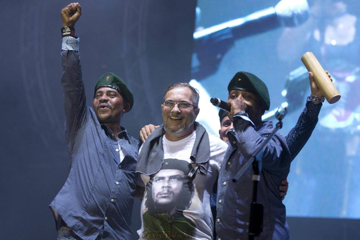 Las Farc parecen tener claro que la paz también va de la mano de la música y por eso organizaron un gran concierto en las sabanas del Yarí donde adelantan su décima y última conferencia antes de que sus guerrilleros regresen a la vida civil. FOTO AP