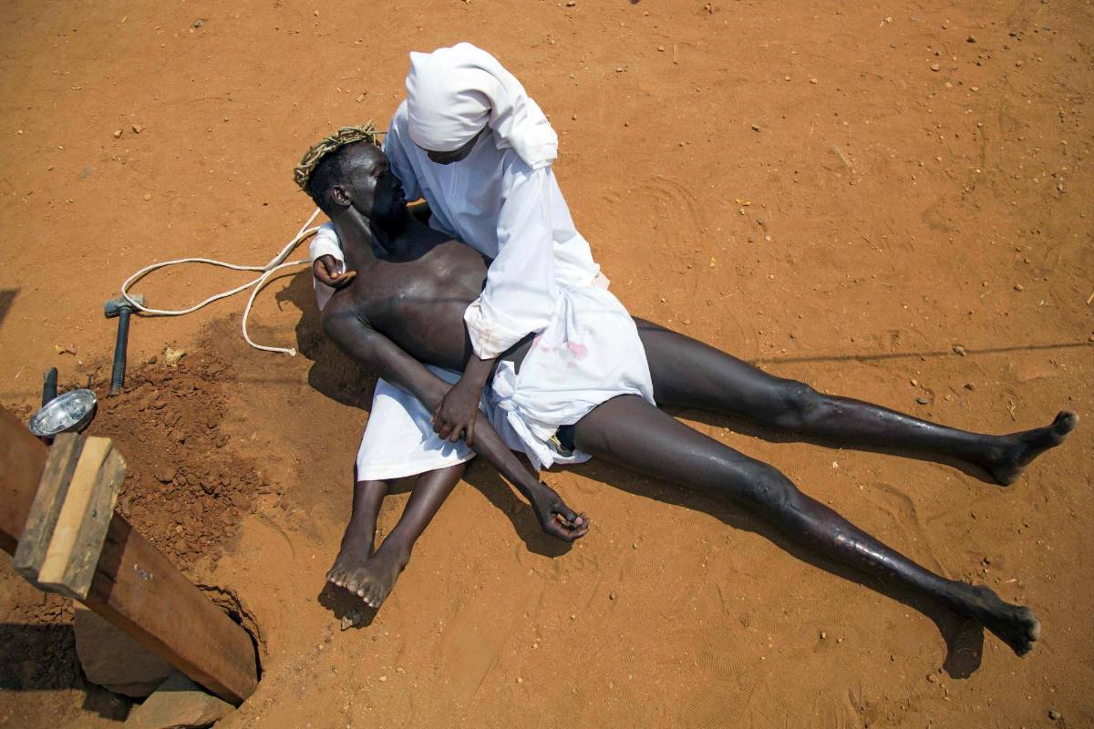 Un hombre personifica a Jesús en Sudán del Sur. FOTO AFP