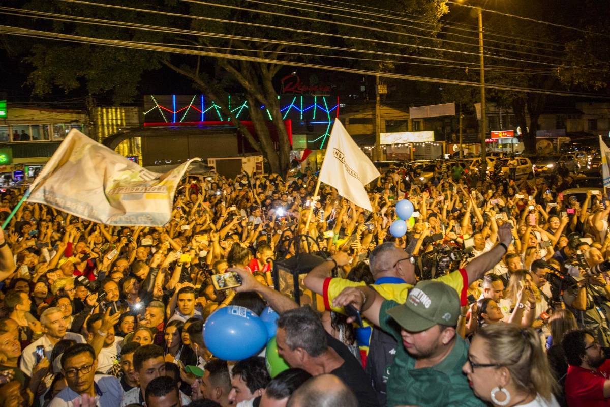 Alcalde electo de Medellín en su sede de campaña celebrando su victoria en las elecciones. Foto: Carlos Alberto Velásquez.