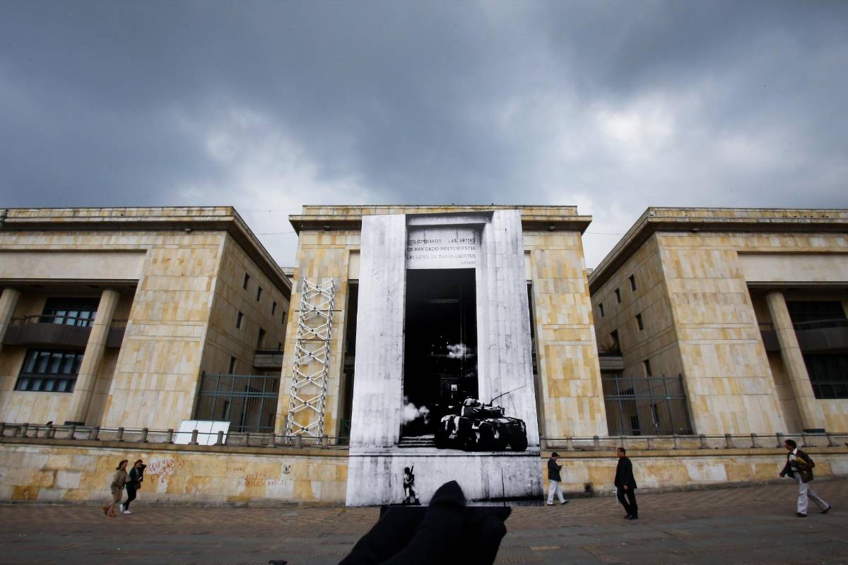 Un tanque ingresa al Palacio de Justicia como parte de la retoma. FOTO Mauricio Alvarado- Colprensa