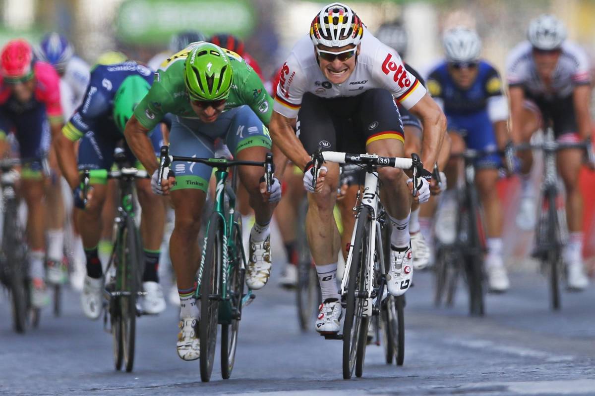  El alemán André Greipel ganó hoy el “sprint” de los Campos Elíseos, por segundo año consecutivo, por delante del eslovaco Peter Sagan. FOTO AP