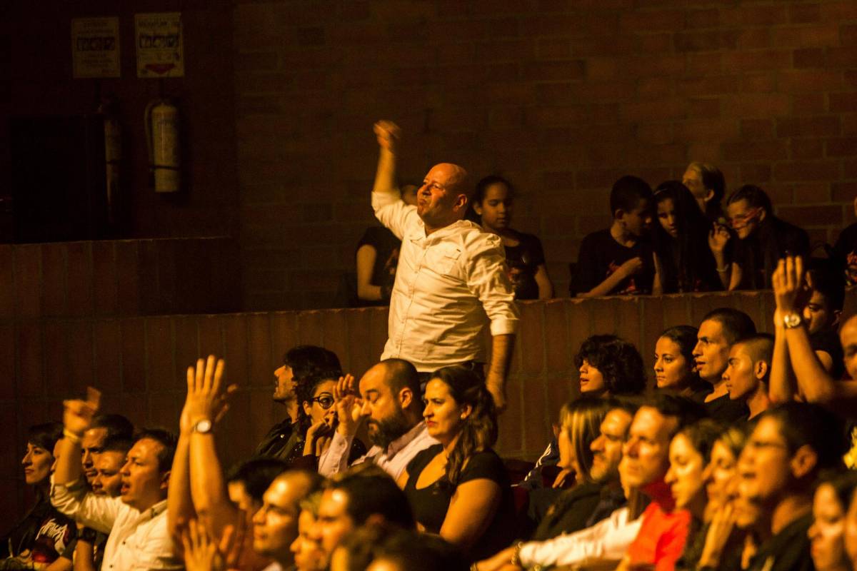 Los asistentes preferían disfrutar la música de pie porque la emoción de escuchar sus canciones favoritas no los dejaba sentarse. FOTO: CARLOS VELÁSQUEZ