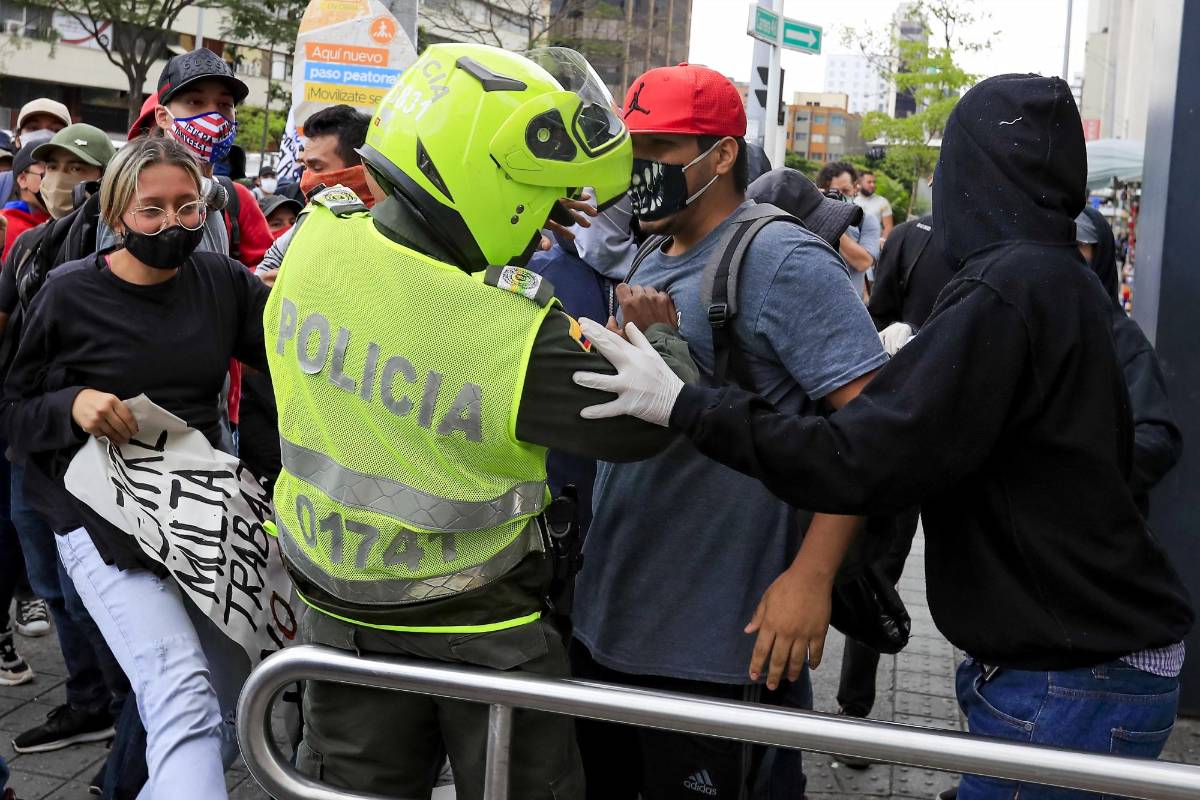 “En el transcurso del desplazamiento estas personas realizan actos vandálicos contra establecimientos públicos y privados, afectando al sector bancario, iglesia San José, en algunos grafitis y otros daños a a bien ajeno”, indicó el general Eliécer Camacho. FOTO JAIME PÉREZ