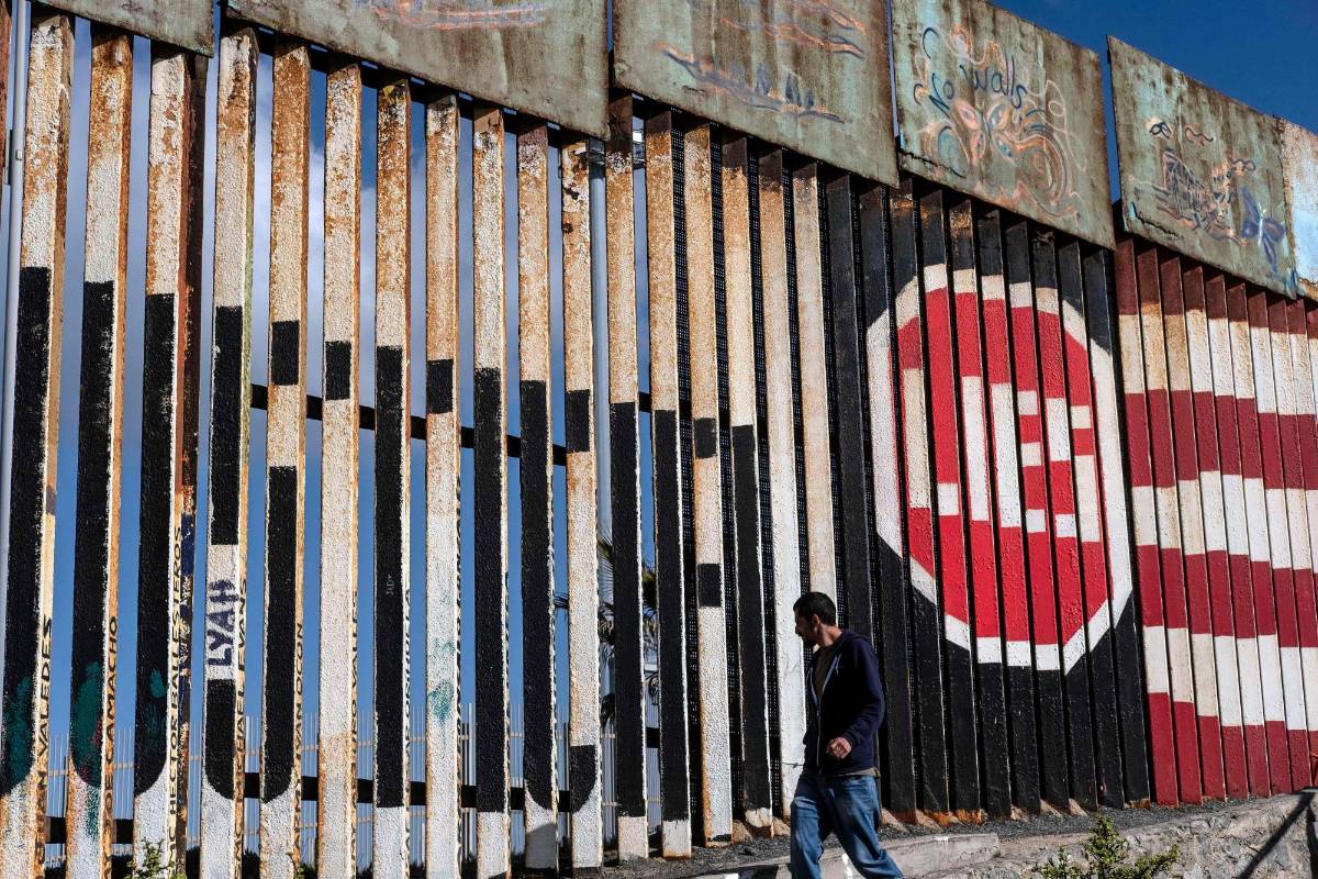 En difíciles condiciones de calor, hambre y deshidratación, los migrantes de Centro y Suramerica tratan de cruzar desde México hacia el norte, bajo el constante asedio de las autoridades norteamericanas que buscan evitar la llegada de estos grupos de familias que no tienen la visa para entrar al país. Foto: AFP