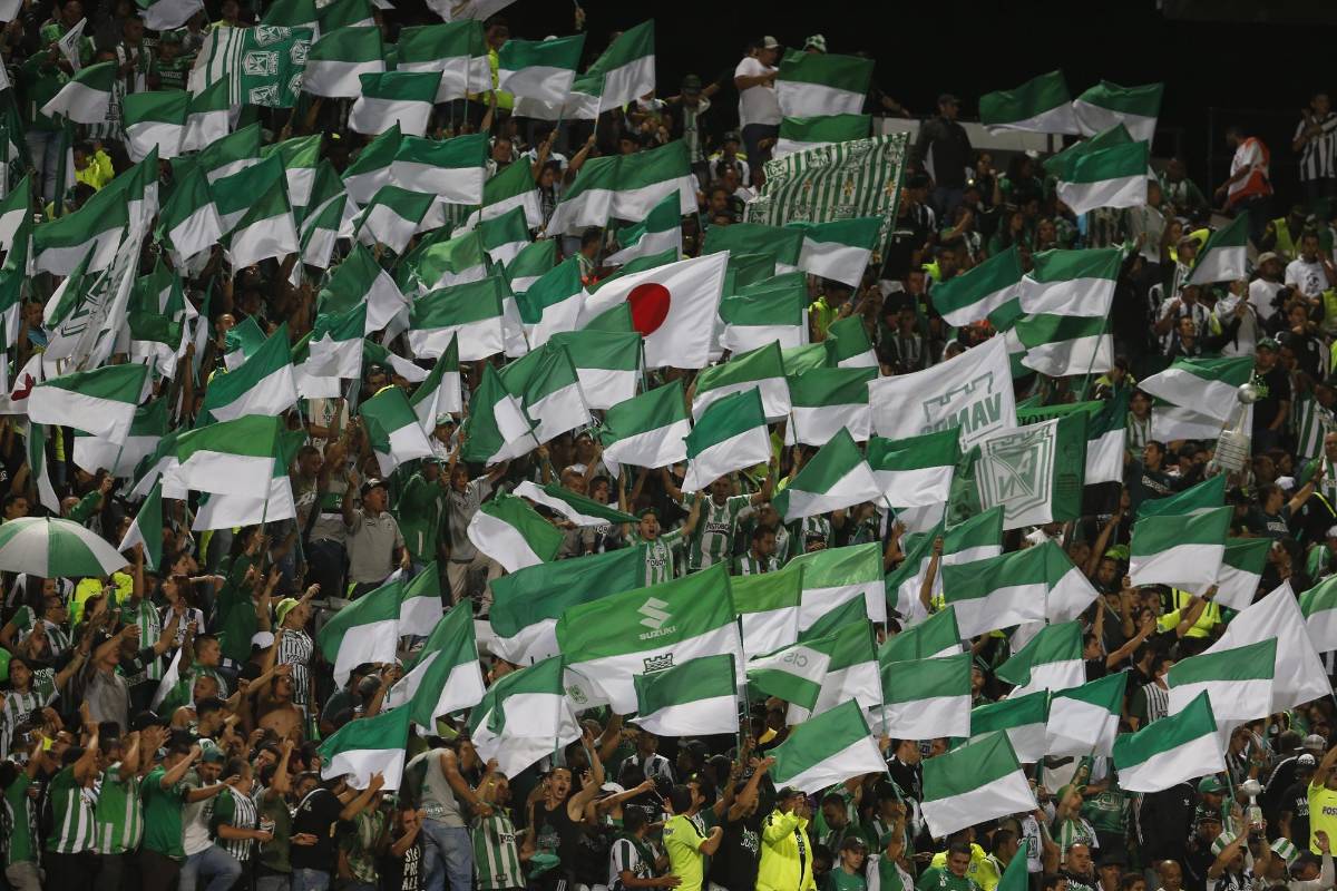 Un banderazo hizo parte del recibimiento de los jugadores en el estadio Atanasio Girardot. FOTO Juan Antonio Sánchez