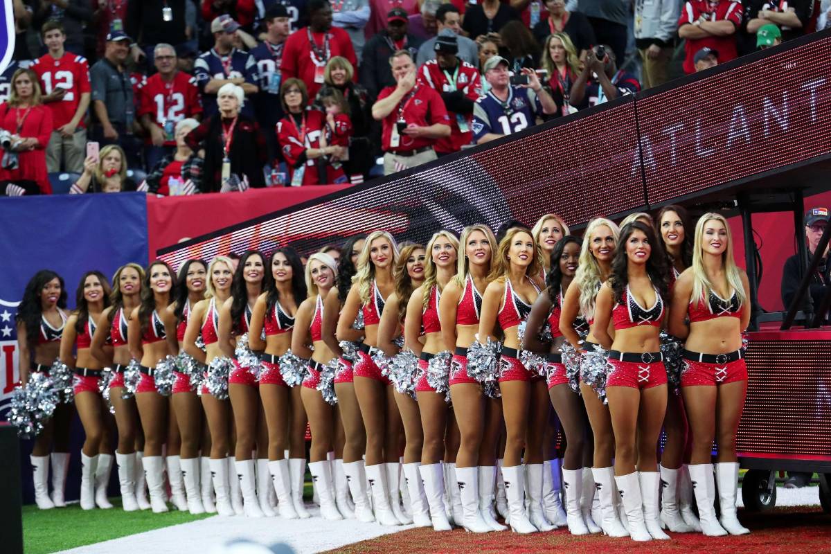 Las porristas de ambos equipos también hicieron parte de los espectáculos del Super Bowl. FOTO AFP