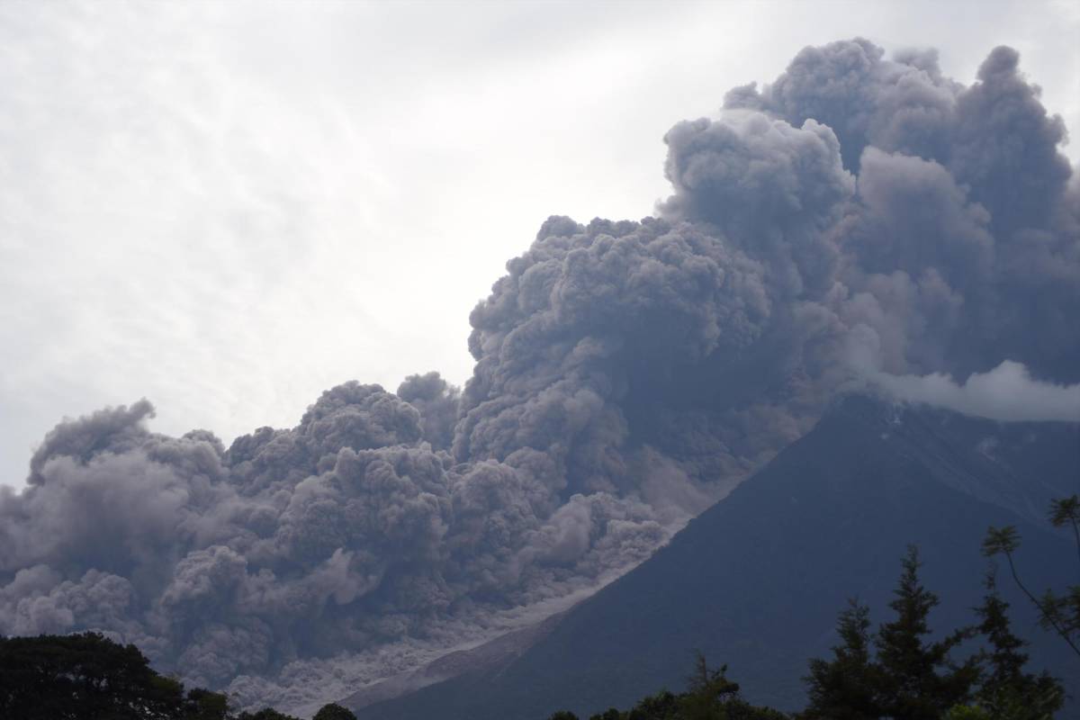 La cifra de heridos por la erupción del volcán de Fuego en Guatemala aumento de 20 a 46 y la de muertos se mantiene en 25, informaron las autoridades que al amanecer reanudaron hoy las labores de búsqueda de desaparecidos. FOTO AFP