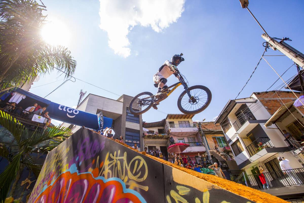 Con la realización de la carrera Downhill Challenge, la organización del Guinness World Records le concedió a Medellín el titulo de la pista urbana de ciclismo más larga del mundo. Foto: Carlos Velázquez
