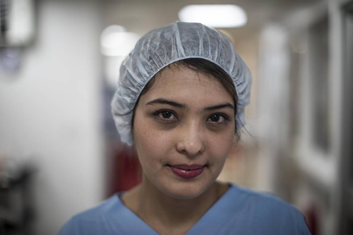 Maria Alejandra Pino Pérez, 26 años, cuatro años como terapeuta respiratoria especialista en cuidado crítico en la UCI del Hospital Pablo Tobón Uribe. Foto: Esteban Vanegas
