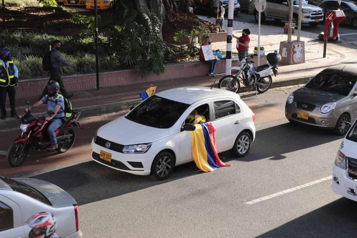 A pesar del llamado a la prudencia del primer mandatario local, ciudadanos se citaron a través de redes sociales y salieron con banderas por las calles de la ciudad. FOTO CARLOS VELÁSQUEZ