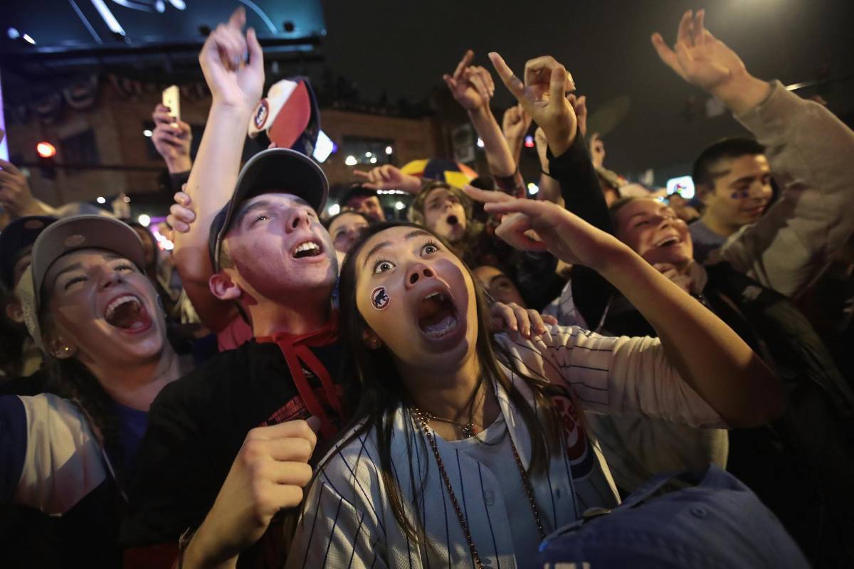 El triunfo de los Cachorros desencadenó una celebración salvaje en las calles de Chicago después de más de un siglo de frustración reprimida para los aficionados. FOTO AFP