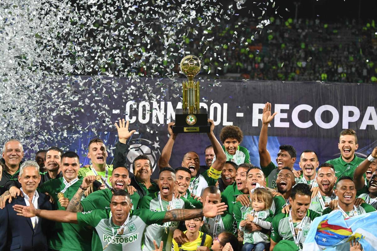 Atlético Nacional se coronó campeón de la Recopa Sudamericana al derrotar 4-1 (5-3 global) al Chapecoense de Brasil. FOTO AFP