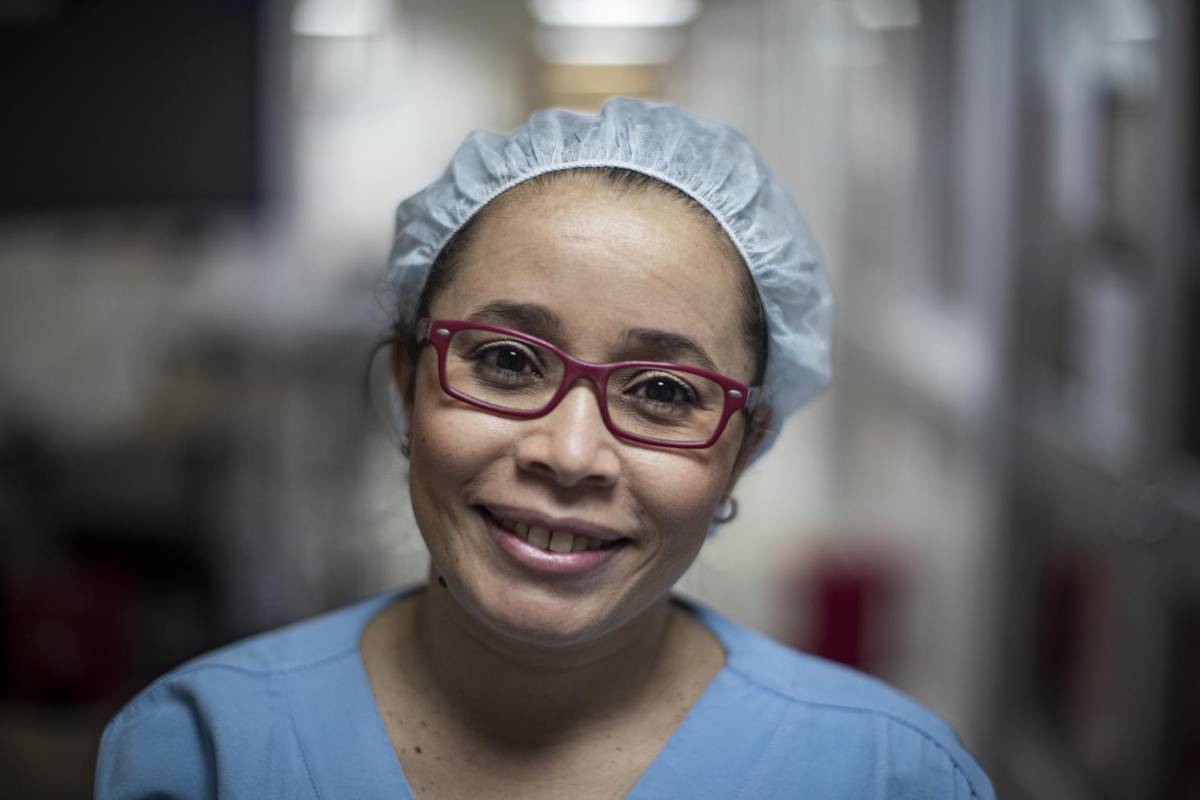Daysi Gutierrez Restrepo, 39 años, 13 años como enfermera especialista en cuidado crítico en la UCI del Hospital Pablo Tobón Uribe. Foto: Esteban Vanegas
