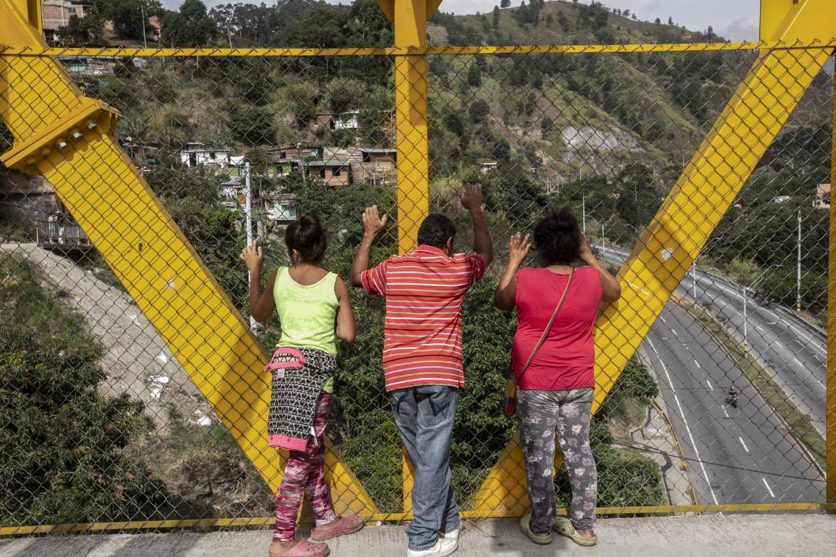 Familias en espera de más ayudas que prometió el Gobierno. Foto. Camilo Suarez