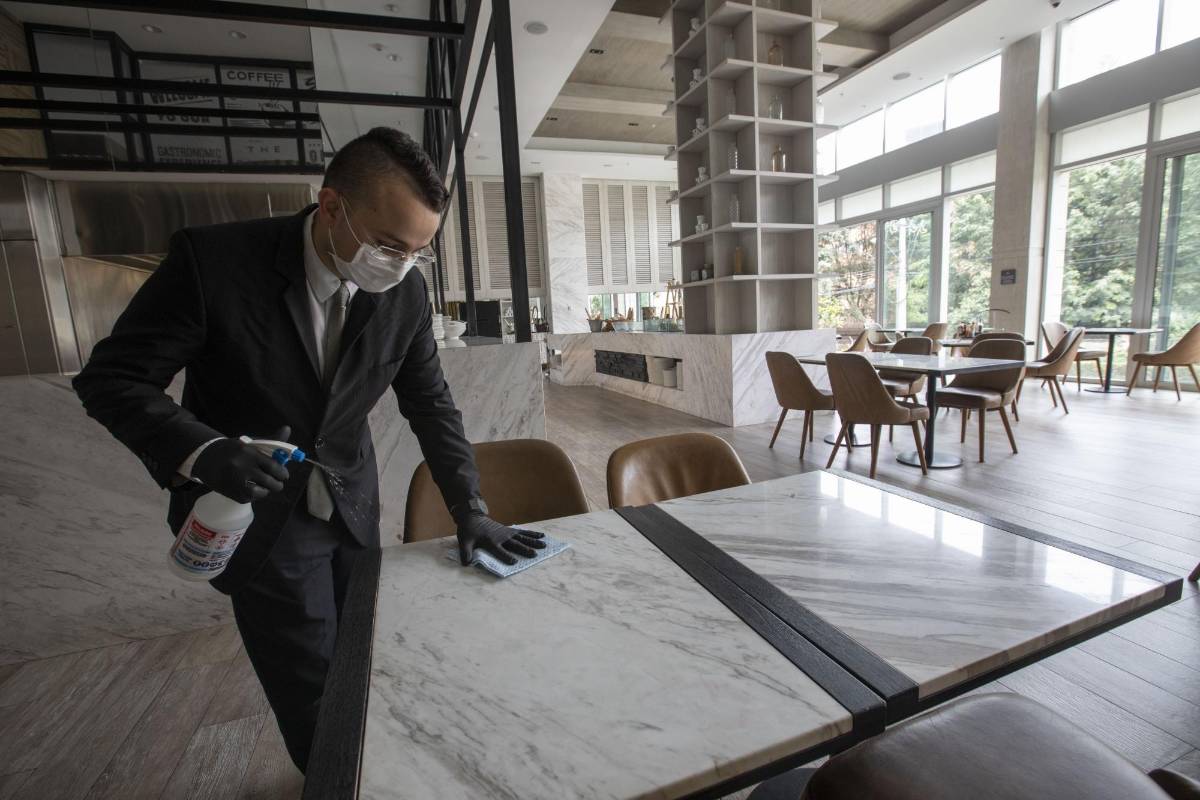 Los restaurantes de los hoteles dan prioridad a que las mesas guarden una distancia de al menos dos metros entre sí. Foto: Edwin Bustamante