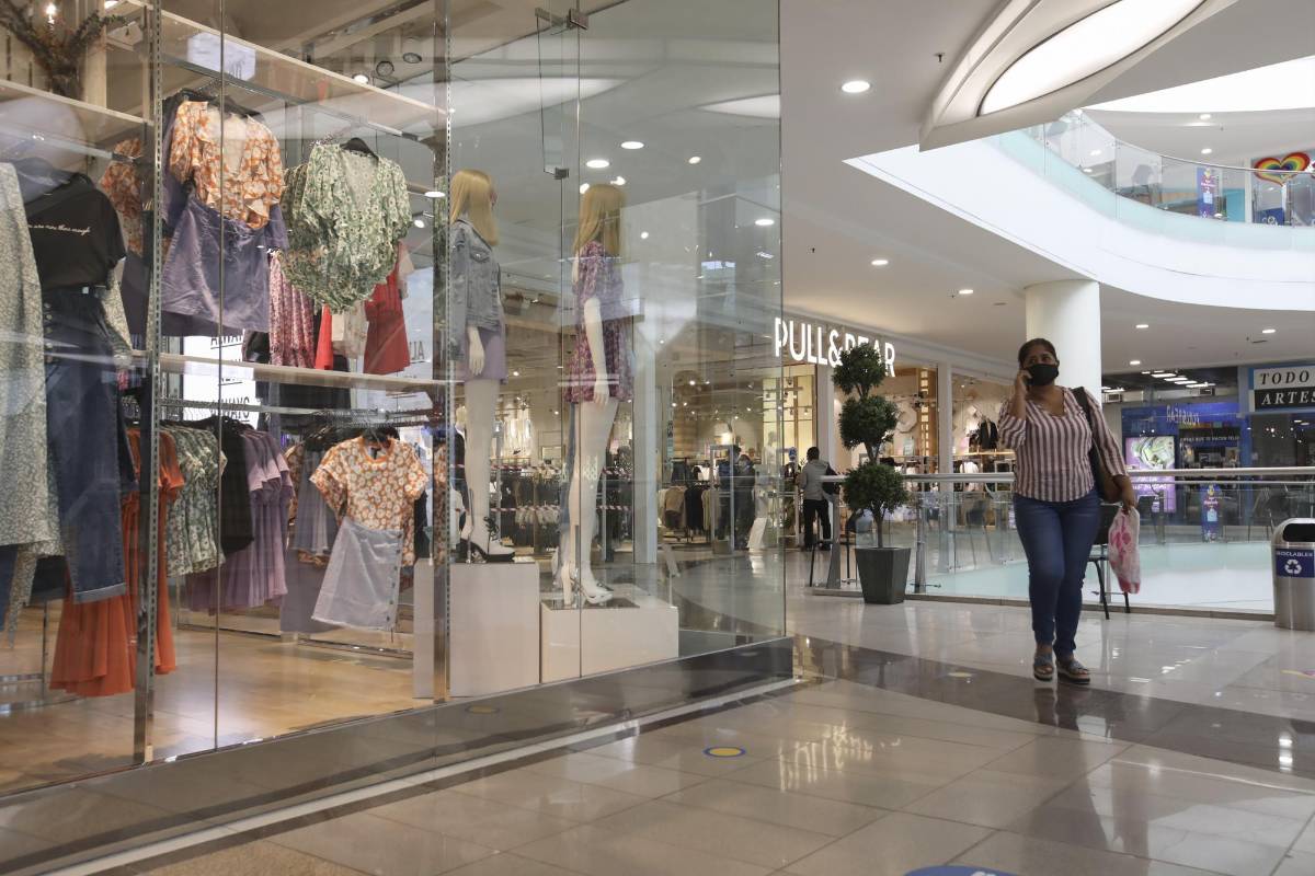 En el Valle del Aburrá continúa gradualmente la ocupación de más del 80 % de los centros comerciales con compradores y usuarios. FOTO EDWIN BUSTAMANTE