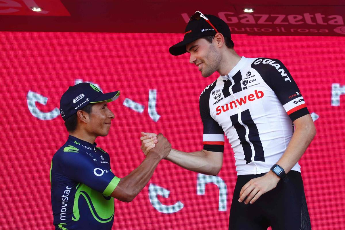 Tom Dumoulin saluda a Nairo en el podio del Giro del centenario. FOTO AFP