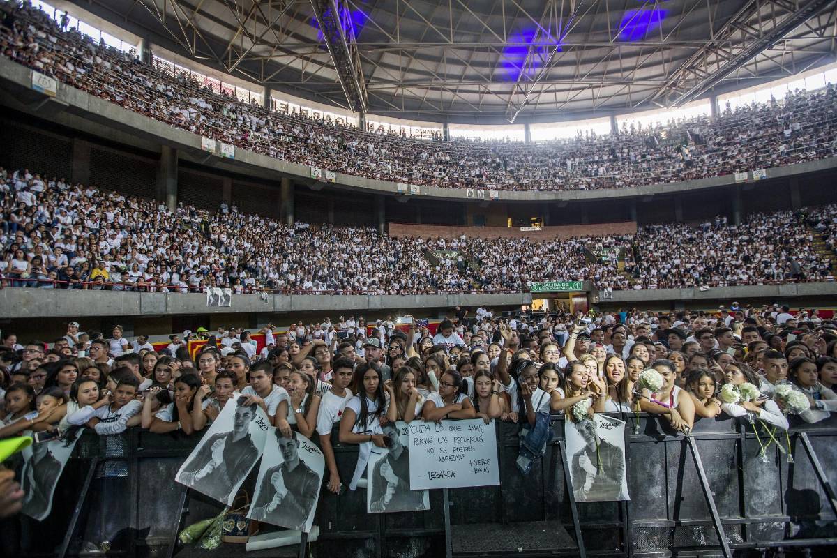 Con lleno total en el centro de espectáculos La Macarena, de Medellín, se llevó a cabo la tarde de este domingo el homenaje que amigos de Fabio Legarda prepararon para darle un último adiós. Foto: Santiago Mesa
