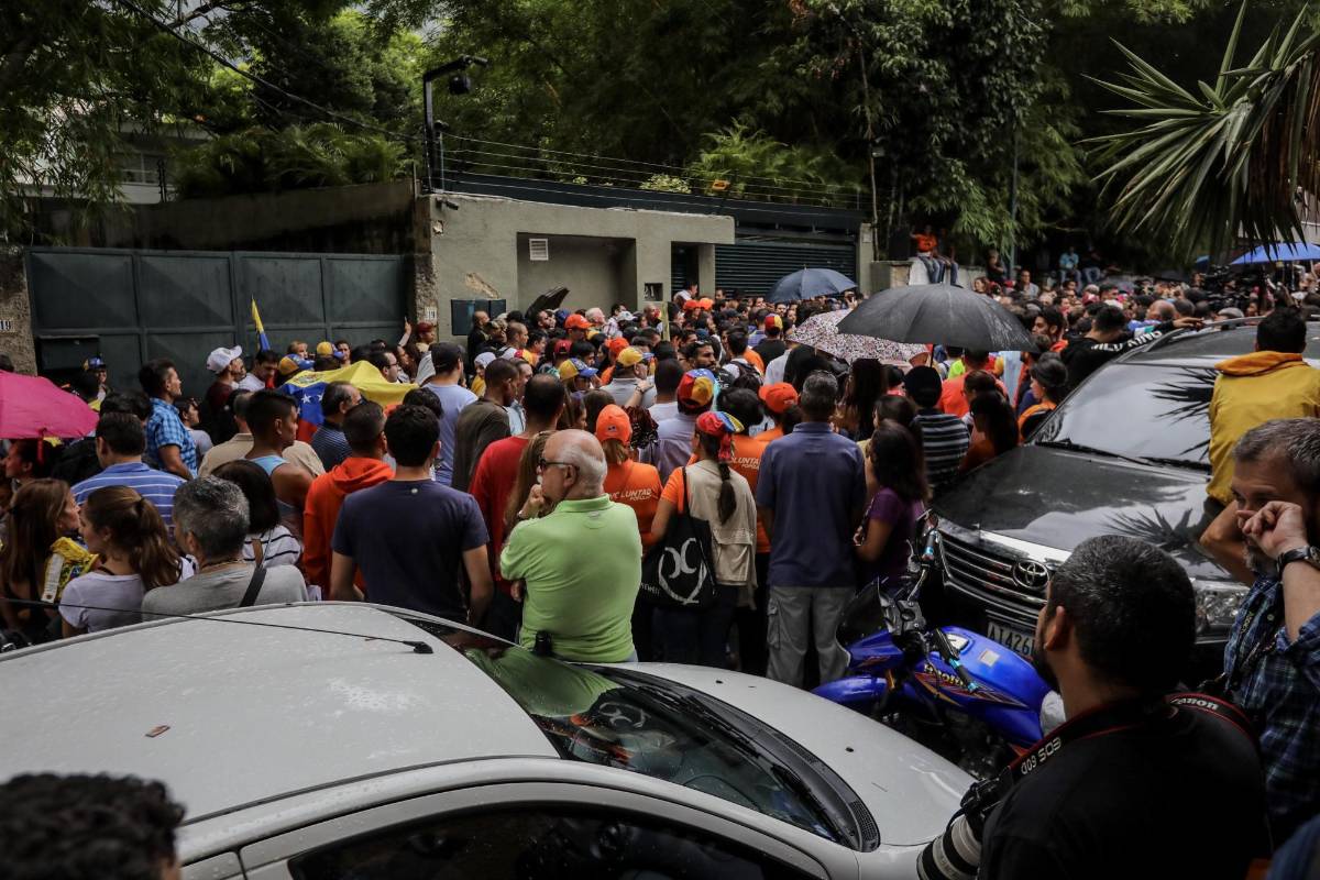 “¡Sí se puede! ¡Sí se puede!”, cantaban jubilosos decenas de opositores concentrados frente a la vivienda de López en un barrio acomodado del este de Caracas, cuando el dirigente apareció unos segundos -sonriente- ondeando una bandera de Venezuela y alzando los brazos en actitud victoriosa. FOTO EFE