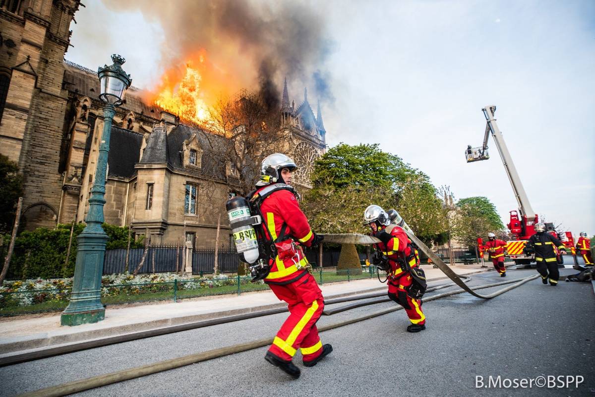 Marsset describe como un “infierno” el momento en que se declaró el siniestro en el tejado de la catedral, poco después de que terminara la misa de la noche el lunes. FOTO EFE