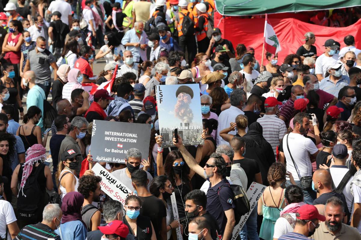 Miles de manifestantes indignados por la gran destrucción y las graves consecuencias para el país de la masiva explosión. Foto: AFP