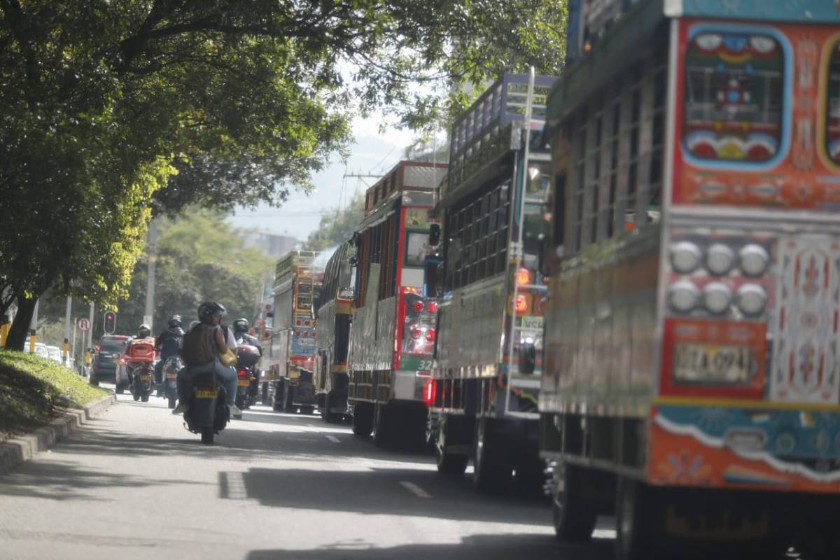 Por esta razón este sector del transporte realizó una marcha desde las 10:00 a.m., en la que recorrieron varias calles de la ciudad para solicitar que se les permita trabajar con todas las medidas. FOTO CAMILO SUÁREZ