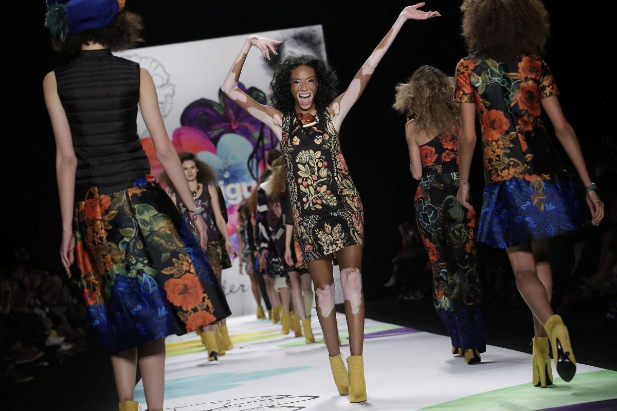 La modelo Winnie Harlow presenta una creación de Desigual durante la Semana de Moda de Nueva York, el 12 de febrero de 2015. FOTO AFP