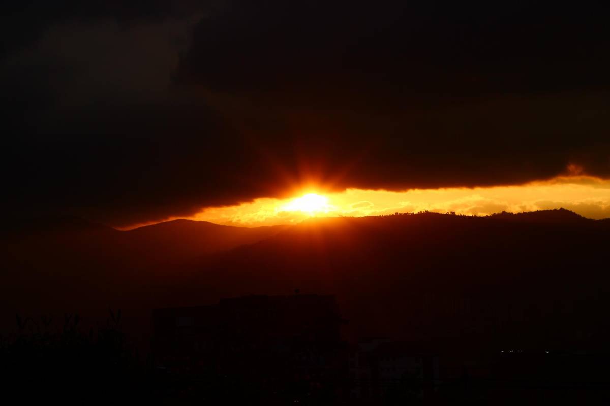 Atardeceres registrados en Medellín entre julio de 2014 y febrero de 2015. FOTO Darío Morales