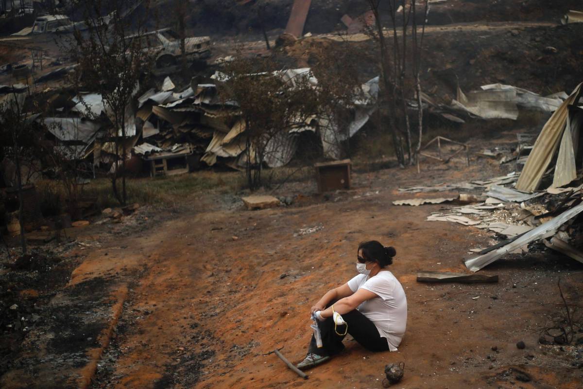 Las autoridades también han adoptado medidas para hacer frente a la situación derivada del humo y las cenizas en suspensión a causa de los incendios que afectan principalmente a las regiones de O’Higgins, el Maule y Biobío. FOTO AFP
