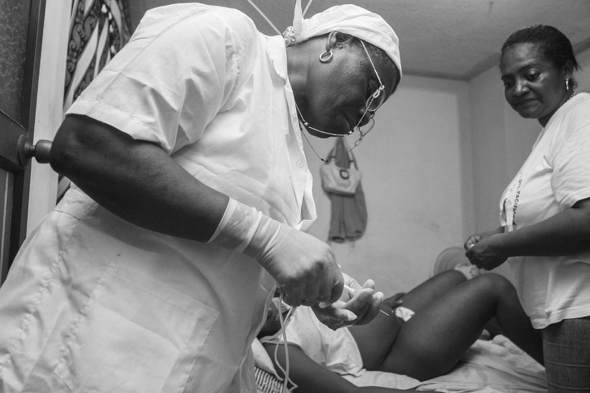 Este es el momento en que el pequeño Jorge Andrés Rengifo Moreno en la noche de un sábado de febrero del 2017 llegó al mundo en una forma natural, como ha sido la costumbre en el puerto, donde más de 200 mujeres son parteras y asisten el nacimiento en casa.Foto: Manuel Saldarriaga Quntero.