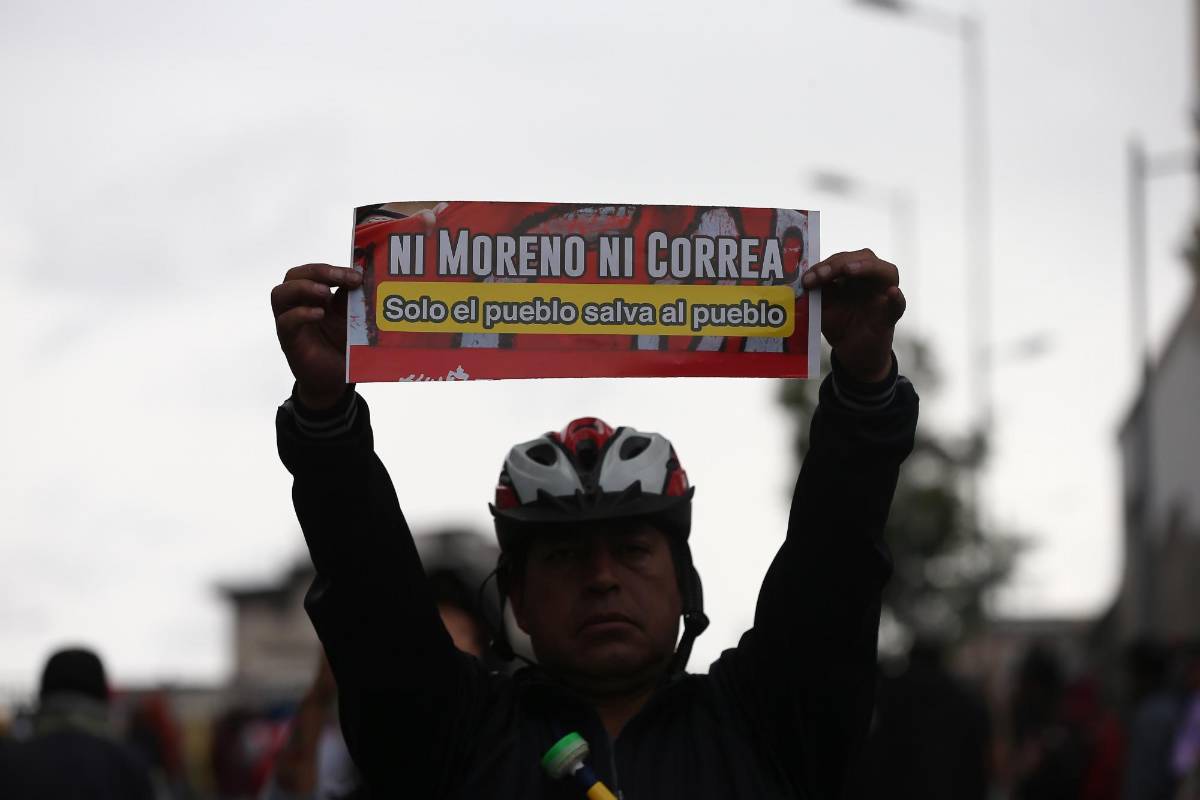 En seis días, la protesta se agudizó, los indígenas se tomaron el Parlamento, cercaron el centro administrativo y Moreno tuvo que mover la sede del Ejecutivo a Guayaquil. EFE