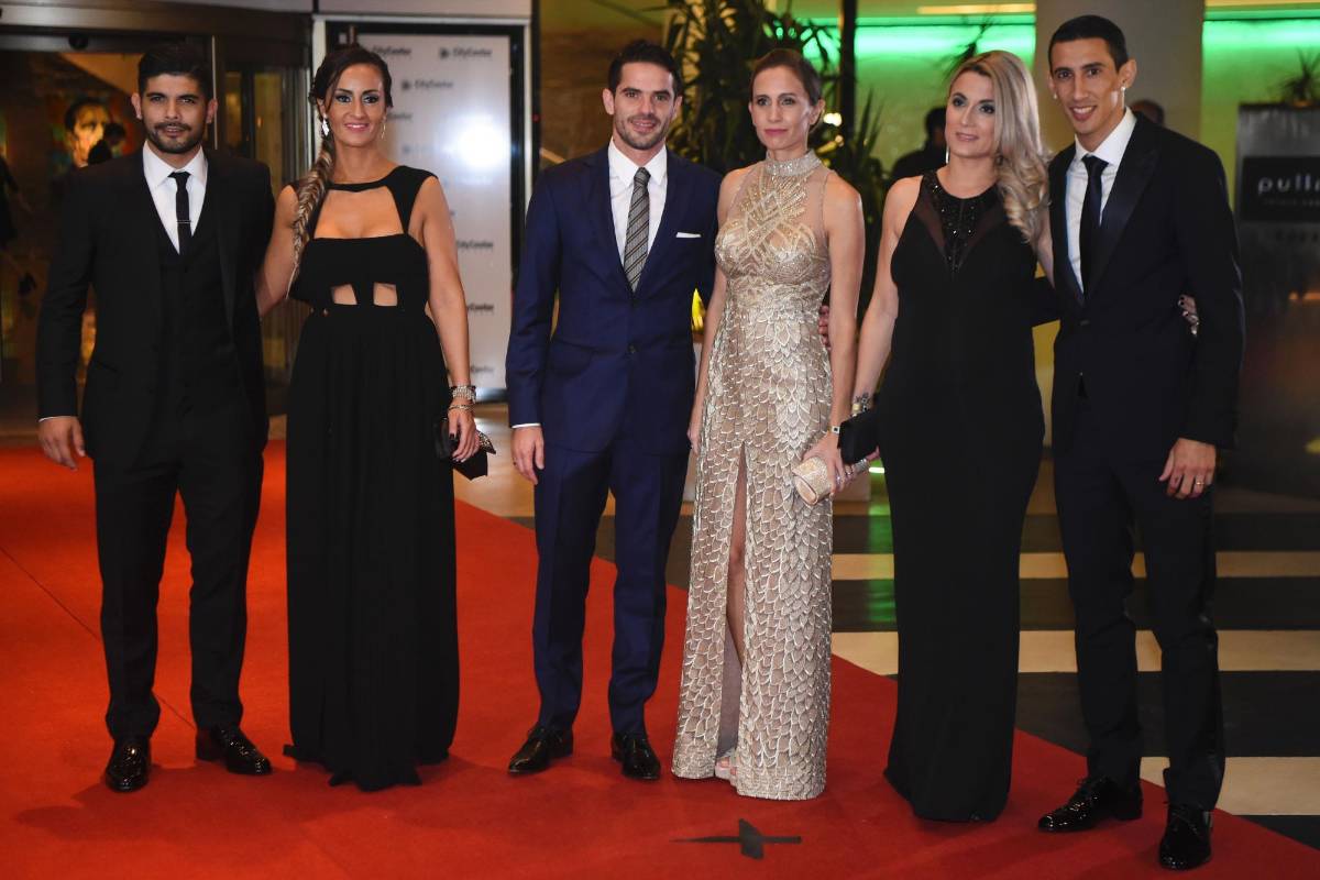 El futbolista del Paris Saint Germain, Angel di Maria (d); el de Boca Juniors, Fernando Gago (centro) y el del Sevilla, Ever Banegas; con sus respectivas esposas. FOTO AFP