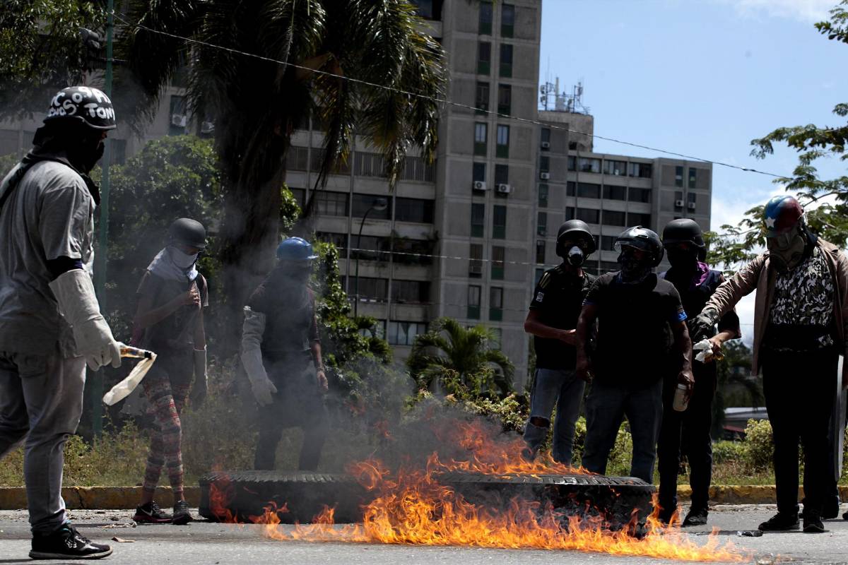 Con protestas que acabaron en la muerte de varias personas, muchos venezolanos le dieron la espalda a la elección de la asamblea constituyente impulsada por Nicolás Maduro. FOTO EFE