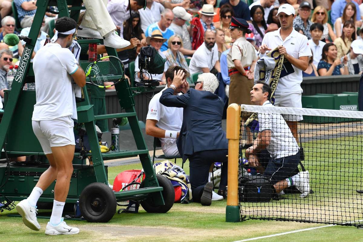 El juego fue interrumpido y el deportista tuvo que ser atendido por el cuerpo médico del evento. FOTO AFP