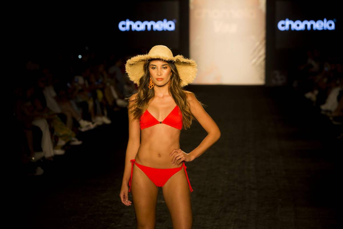 El naranja, rojo, blanco, verde y los estampados tropicales fueron la propuesta de esta pasarela. FOTO Carlos Velásquez