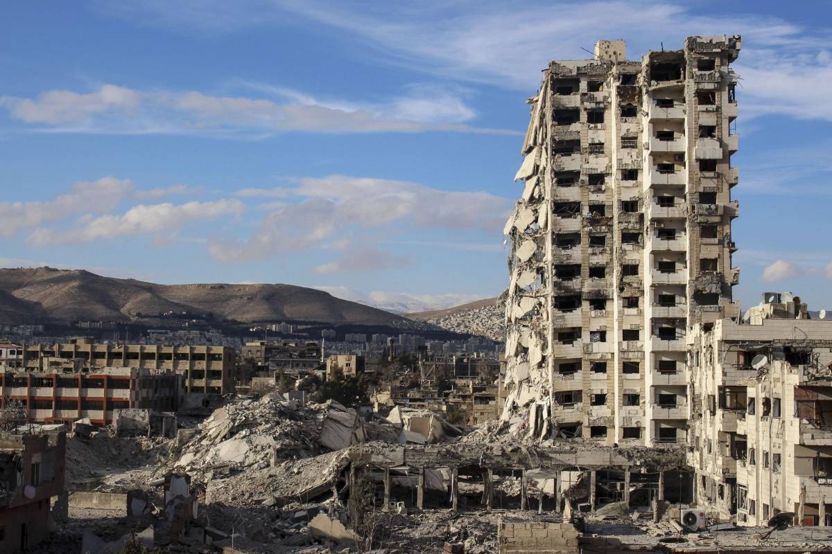 Una imagen tomada el 16 de febrero 2015 muestra la “Torre del Maestro“ destruida en Jobar, al este de Damasco, después de haber sido supuestamente atacado por fuerzas del gobierno sirio. FOTO AFP 