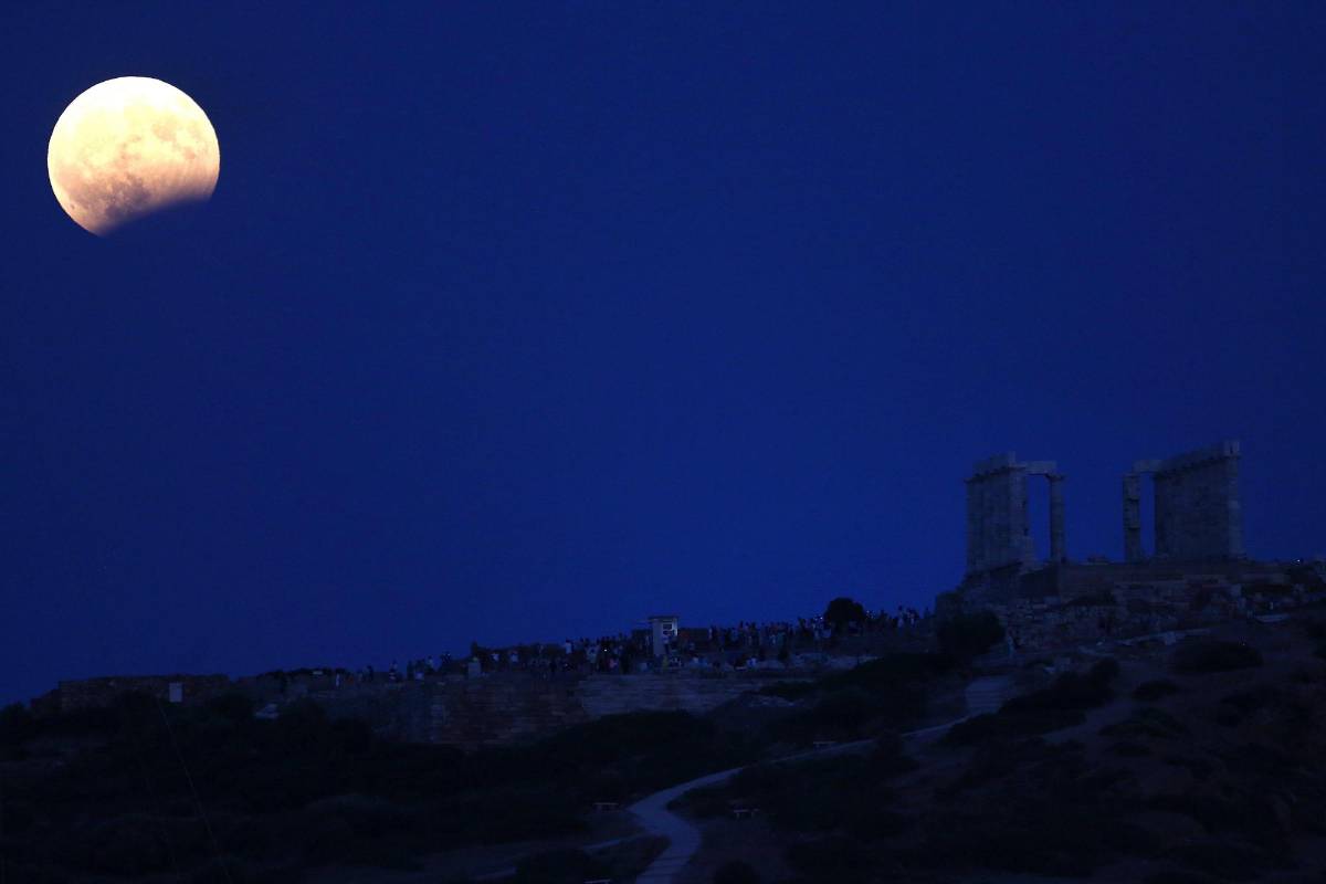 Vista de la luna llena sobre el templo de Poseidón antes del pico del eclipse lunar parcial el lunes 7 de agosto de 2017, en el cabo de Sunión, 65 kilómetros al sur de Atenas (Grecia). FOTO: Efe