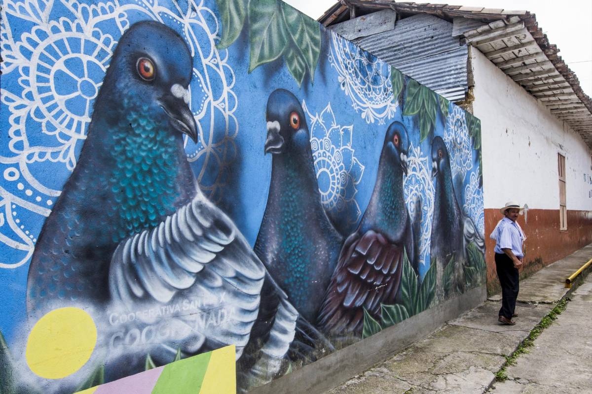 Los habitantes de San Carlos disfrutan ver como las pinturas han cambiado la cara del pueblo. FOTO: JULIO CÉSAR HERRERA.